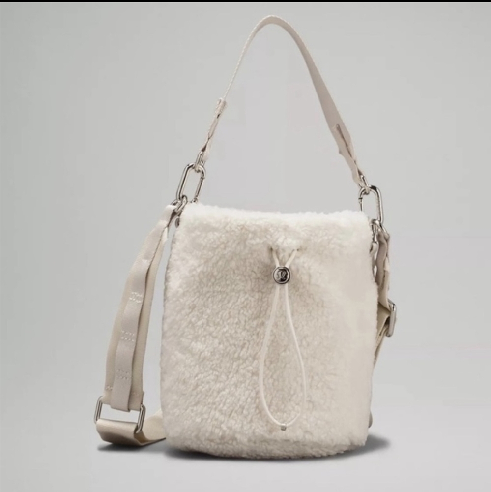 Lululemon New Year Crossbody Fleece Bucket Bag 2.5L White Opal
